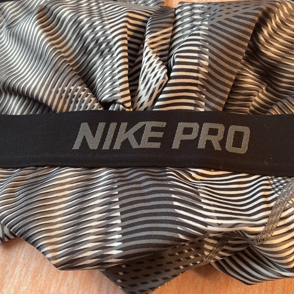 🎉HP🎉 Nike Pro Women Activewear cycling yoga cropped legging pants - Picture 5 of 7